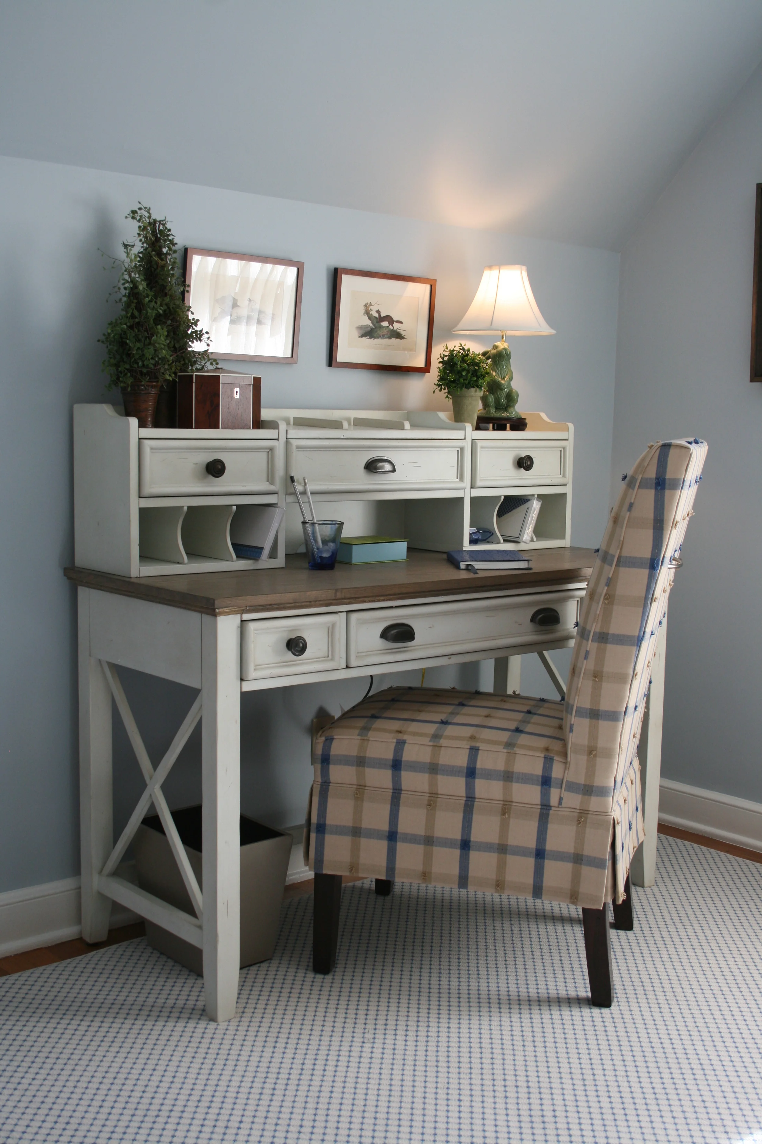 Hollis guest desk area 1.JPG