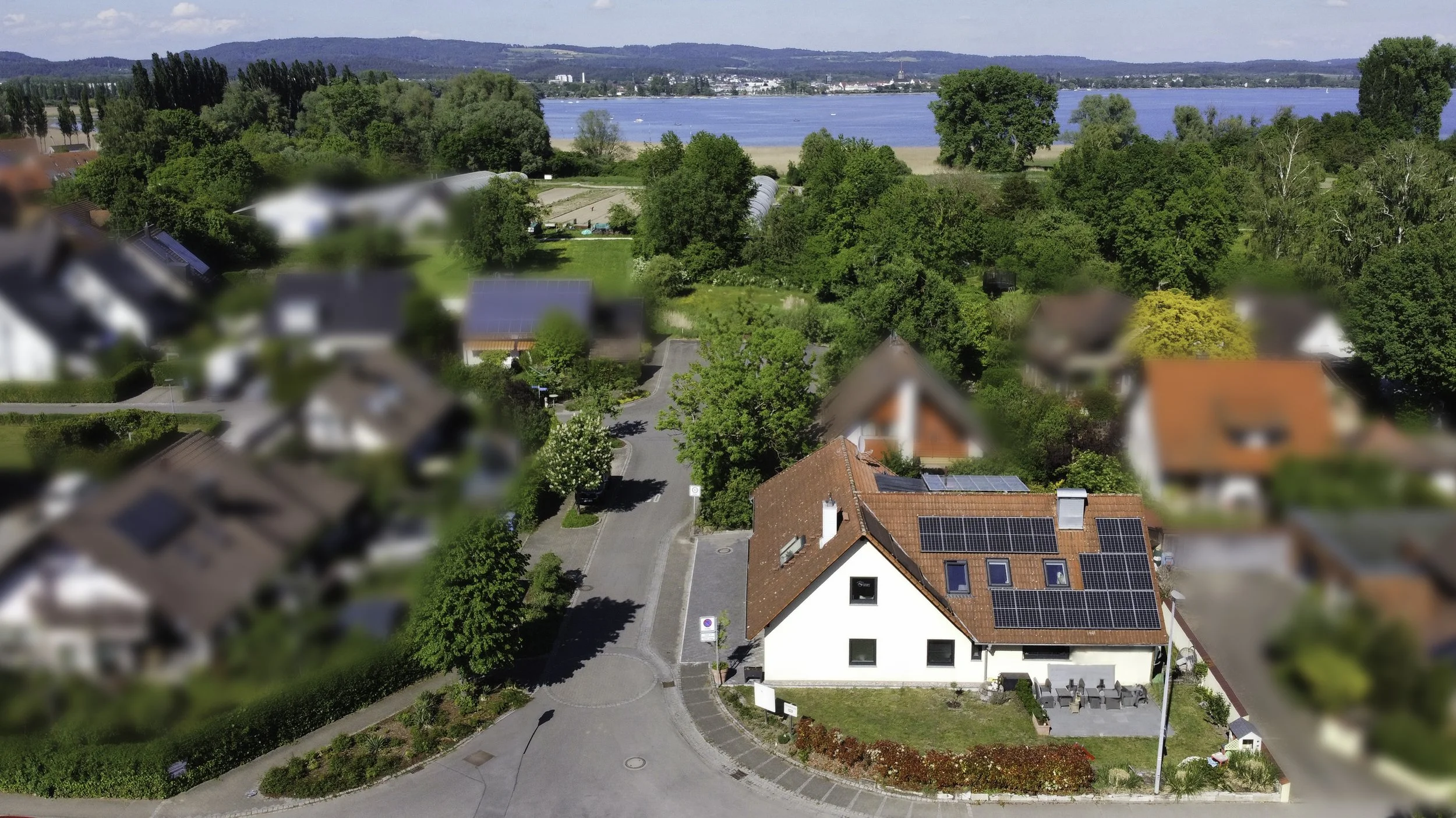 Fewo Hausansicht 2026_unscharfe Nachbarschaft.jpg