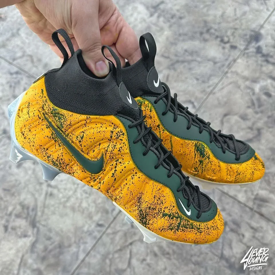 A pair of custom foamposites for Green Bay Packers running back, @m_lloyd_2 #GoPackGo