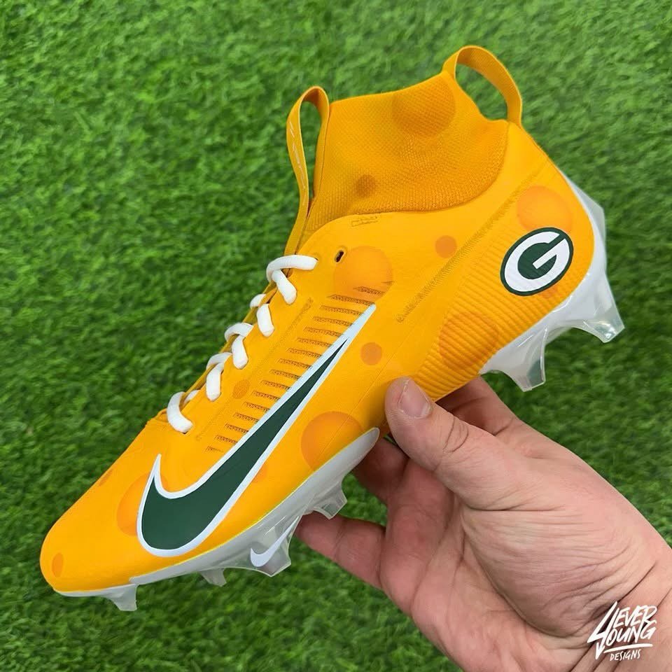 One of the few cleats I designed for Green Bay Packers cornerback, @keiseannixon for the Pro Bowl. Say Cheese!  #GoPackGo