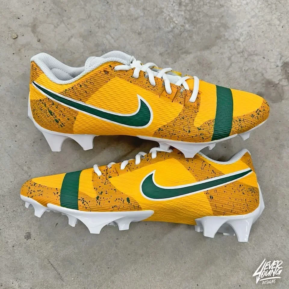 Some green &amp; gold lobster dunk cleats for Green Bay Packers cornerback, @keiseannixon #GoPackGo