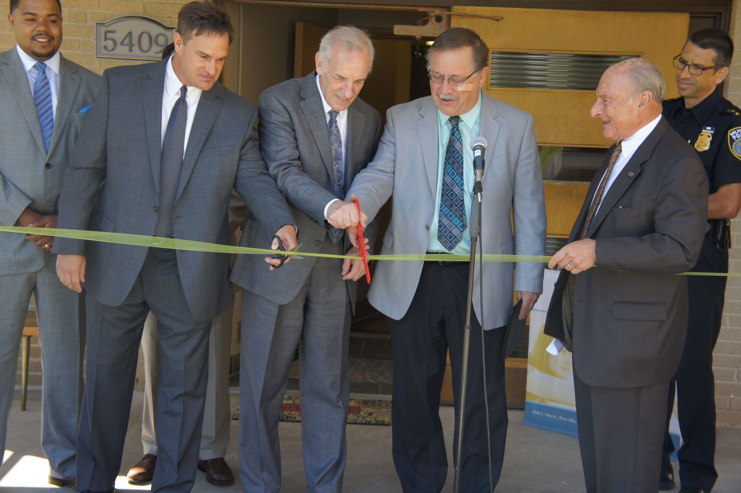 ribbon cutting2.jpg