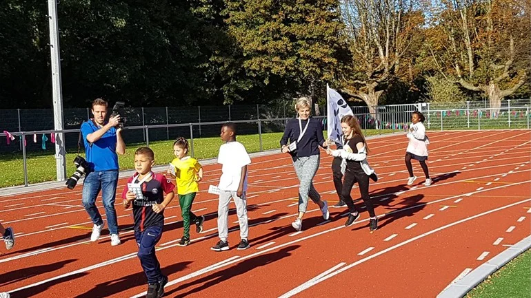 Prinses Laurentien rent mee met de sponsorloop die is georganiseerd naar aanleiding van de adviezen van de kinderen. Klik op de foto voor een reportage van Omroep West.