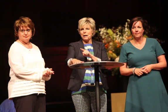 Voorzitter van de SER Hamer en Staatssecretaris Van Ark voor de uitreiking van het rapport.