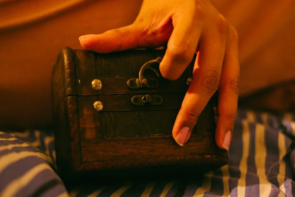 Get your sweetie a locking chest straight out of a fairytale - Perfect stash box!