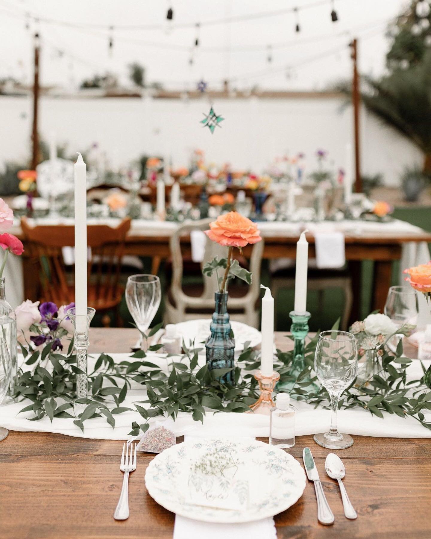 What a magical #microwedding 💖 Love how this eclectic backyard wedding came to life with a medley of vibrant floral stems and vintage vases! 🌈🌼🦋
🌸: @bellabevents
📸: @sincerelysini

#backyardwedding #enchatedwedding #secretgarden #weddingstyle #