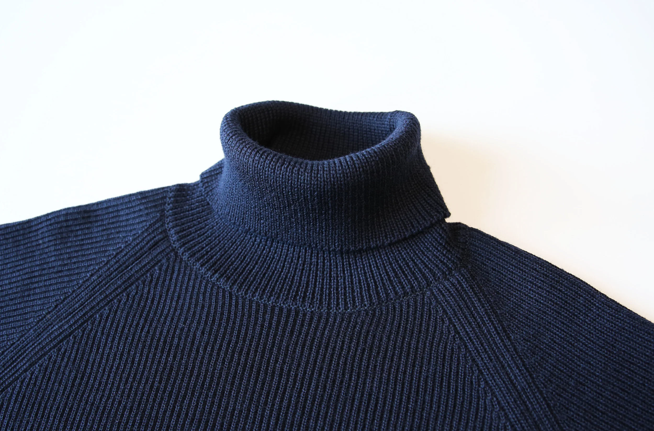 livingconcept_lowgauge_turtleneck_knit_navy02.jpg