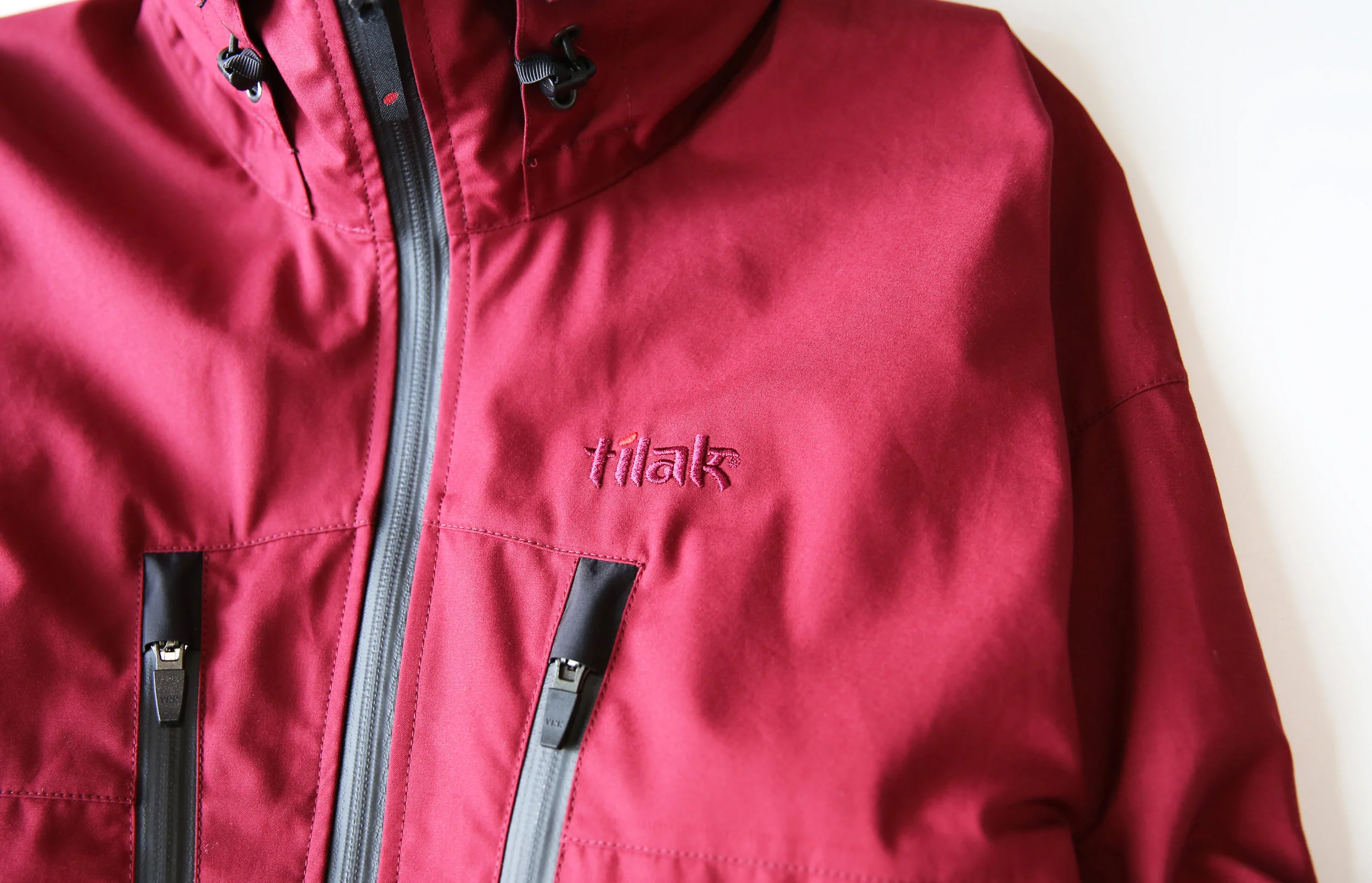 tilak_alphashadows_loke_ventile_bordeaux08.jpg