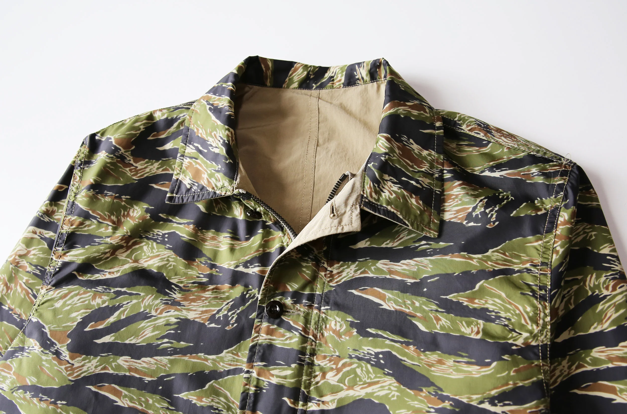 eastlogue_reversiblebdujacket_beigetigercamo04.jpg