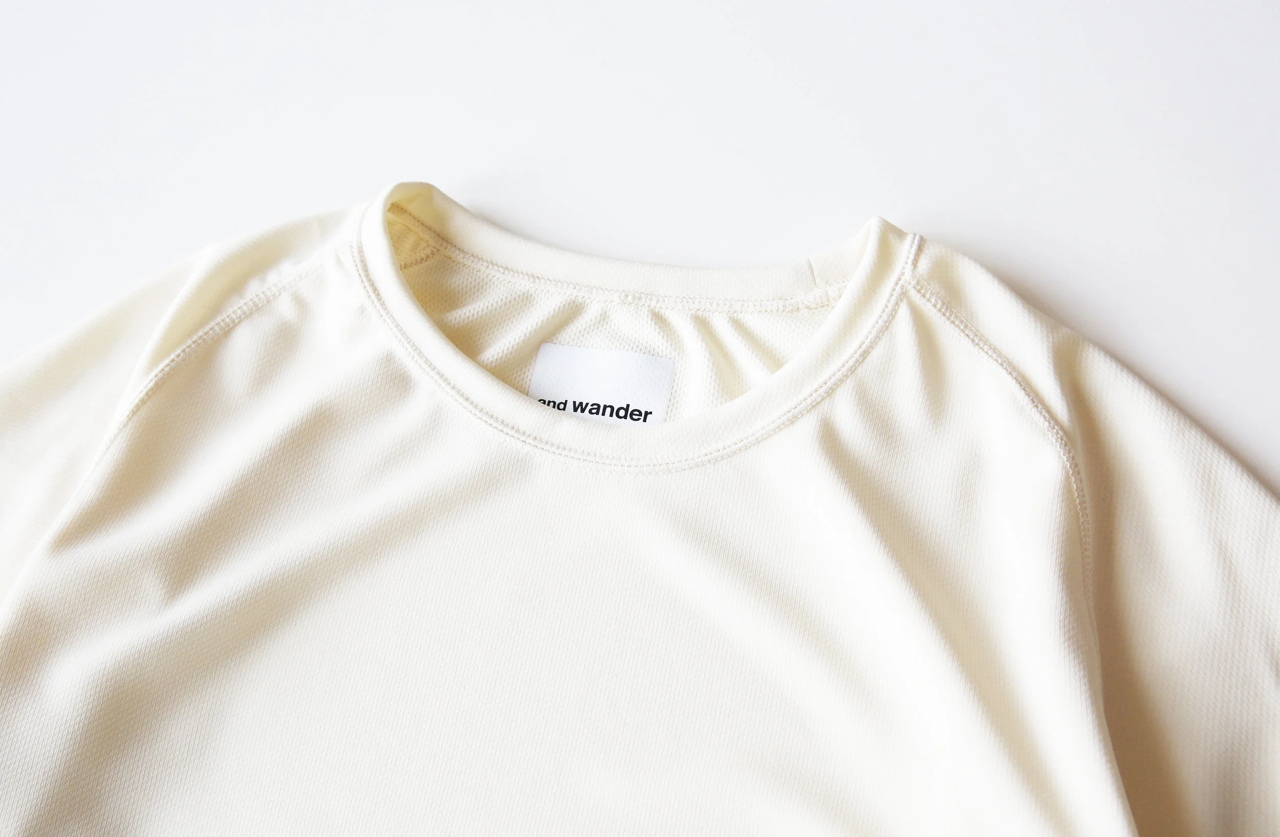 andwander_dryjerseyraglan_sstee_offwhite04.jpg