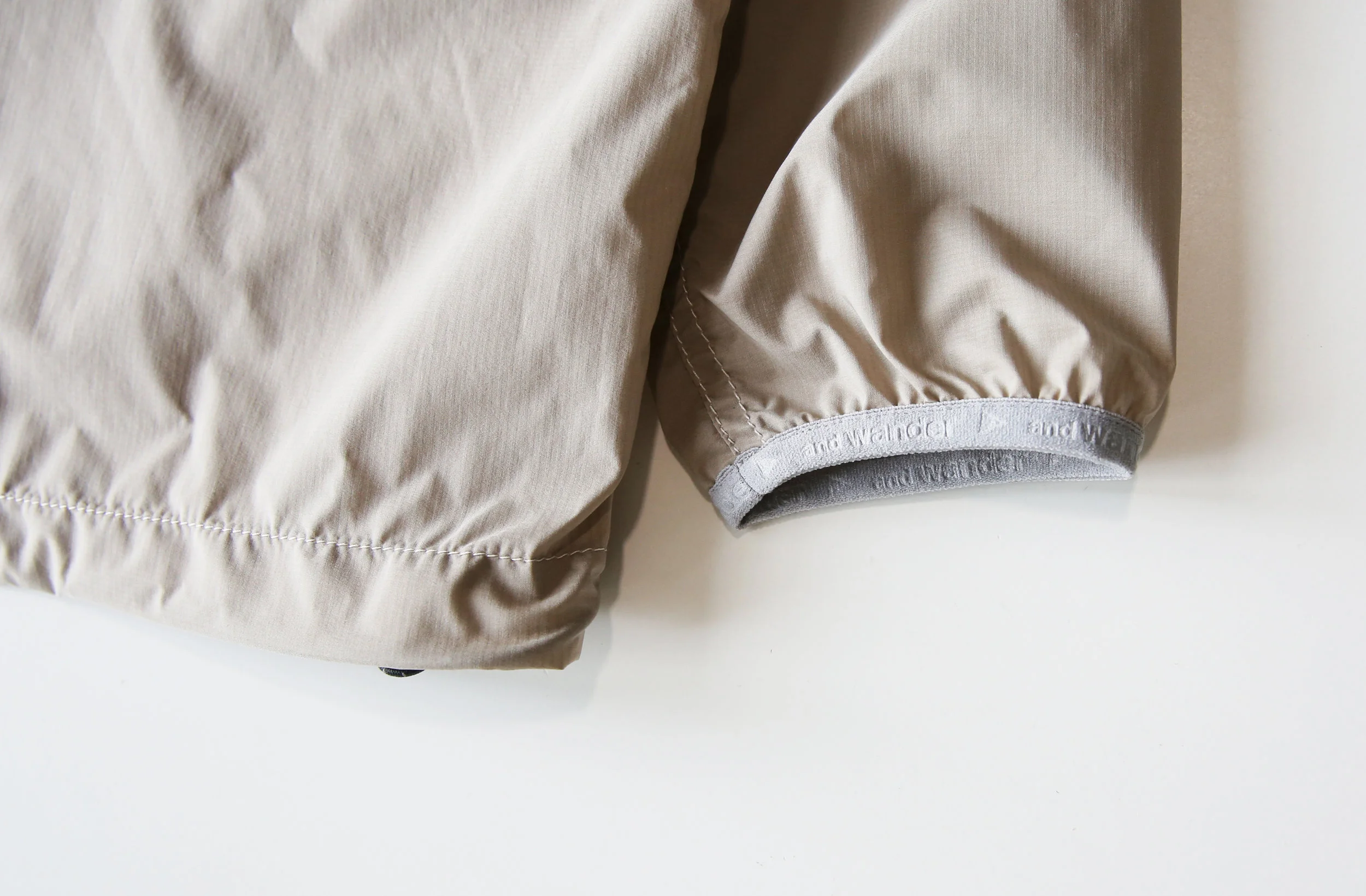andwander_pertexwindjacket_beige02.jpg