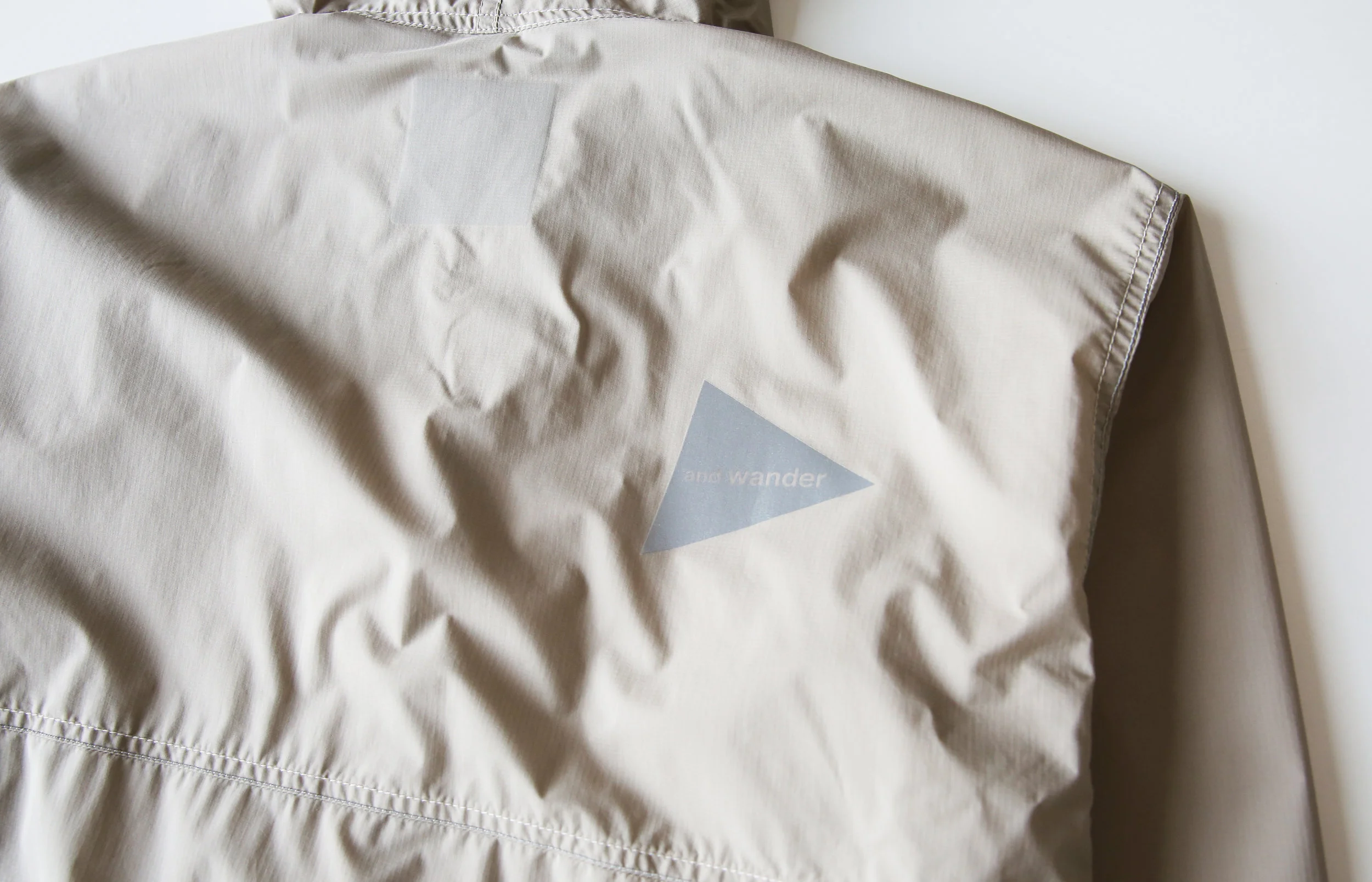 andwander_pertexwindjacket_beige03.jpg
