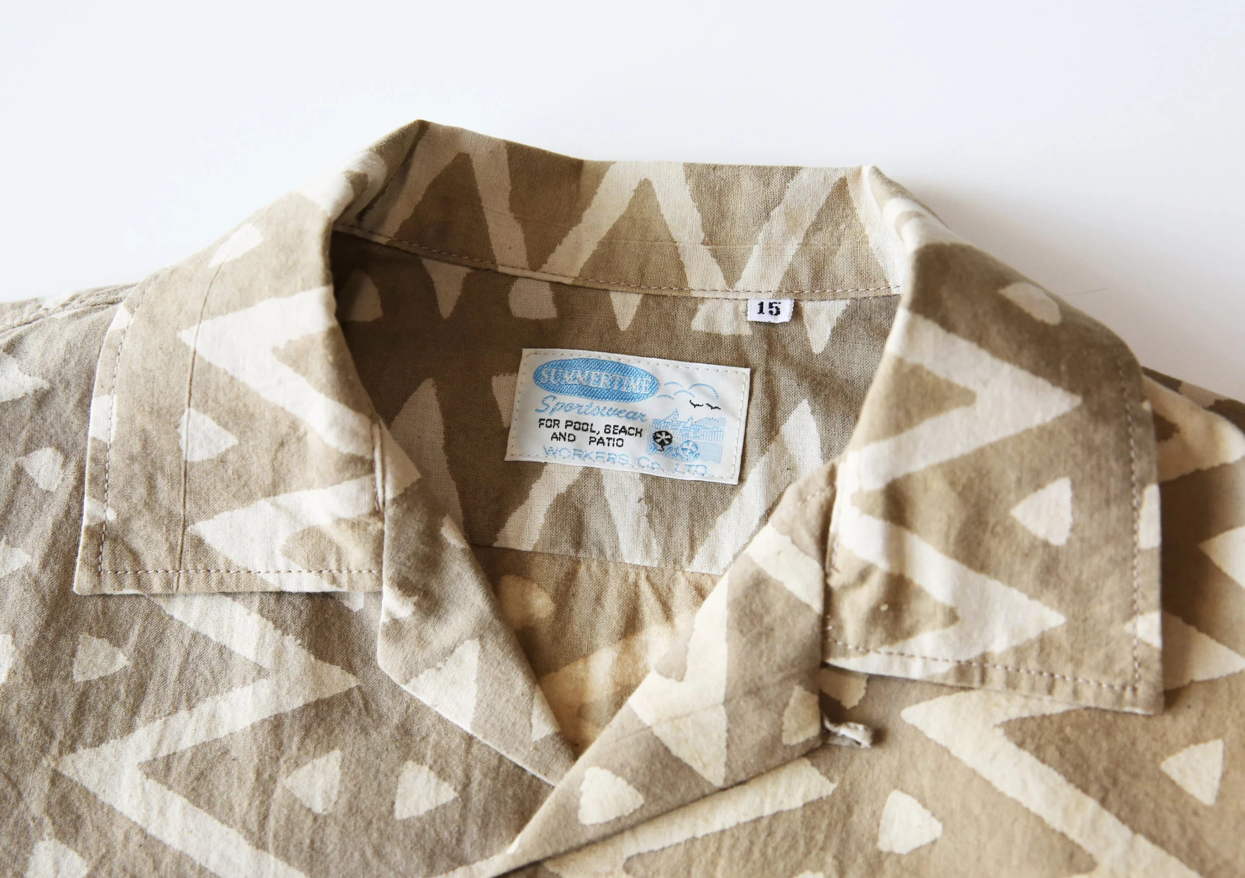 workers_blockprintbeige_opencollarshirt_03.jpg