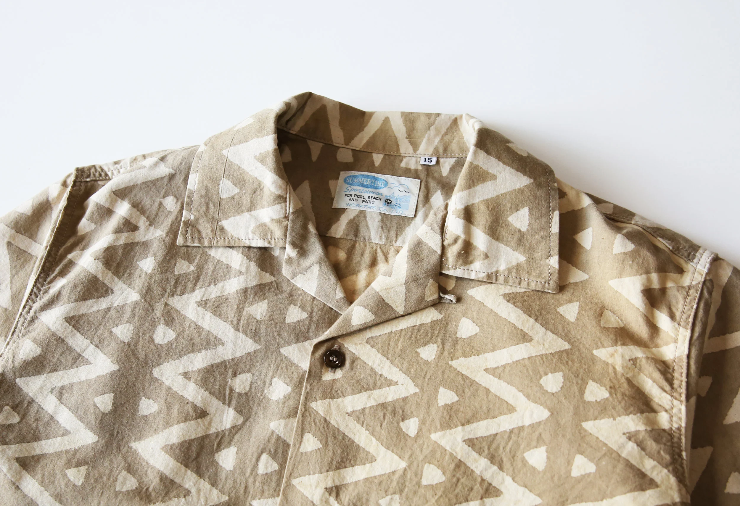 workers_blockprintbeige_opencollarshirt_04.jpg
