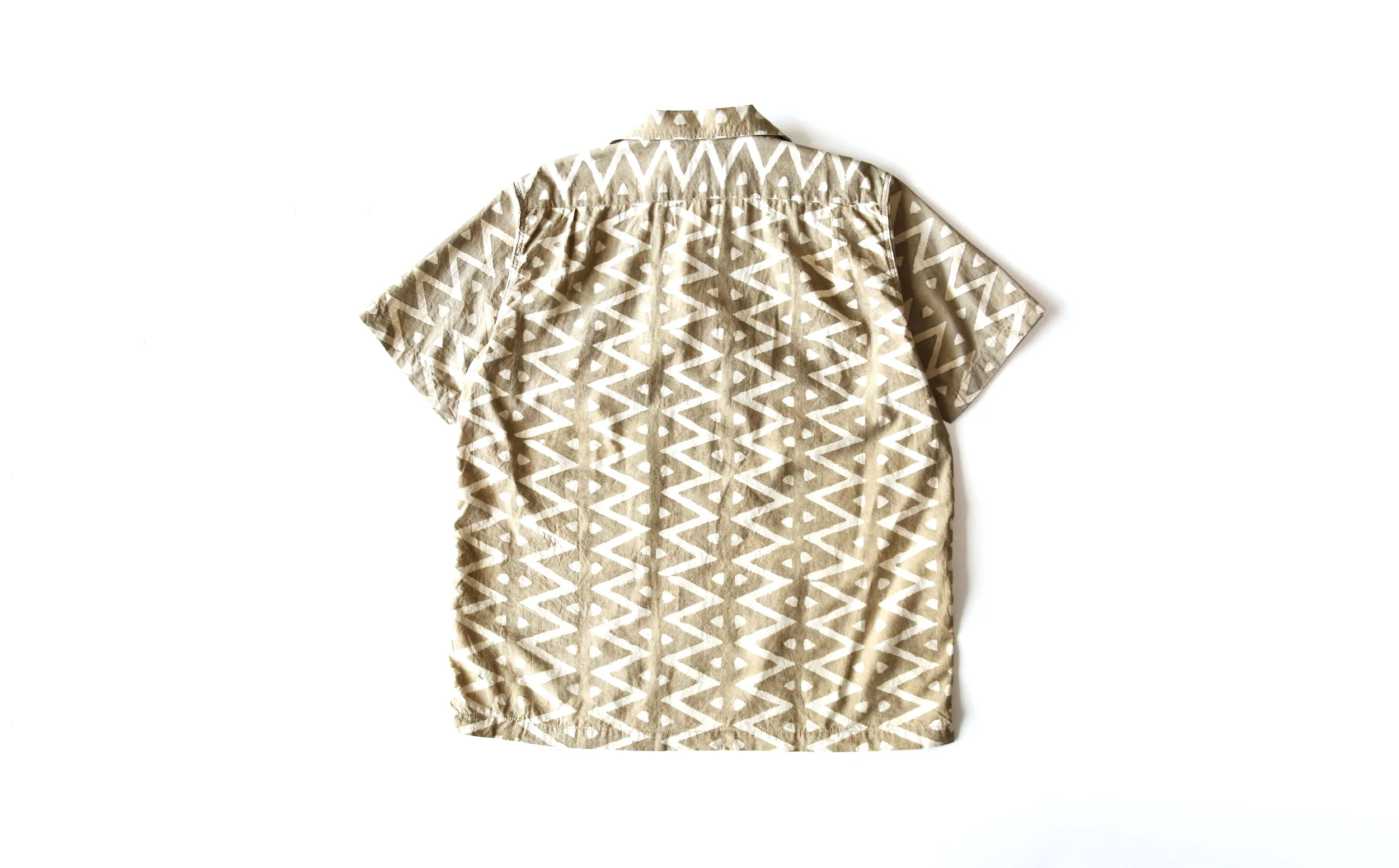 workers_blockprintbeige_opencollarshirt_02.jpg