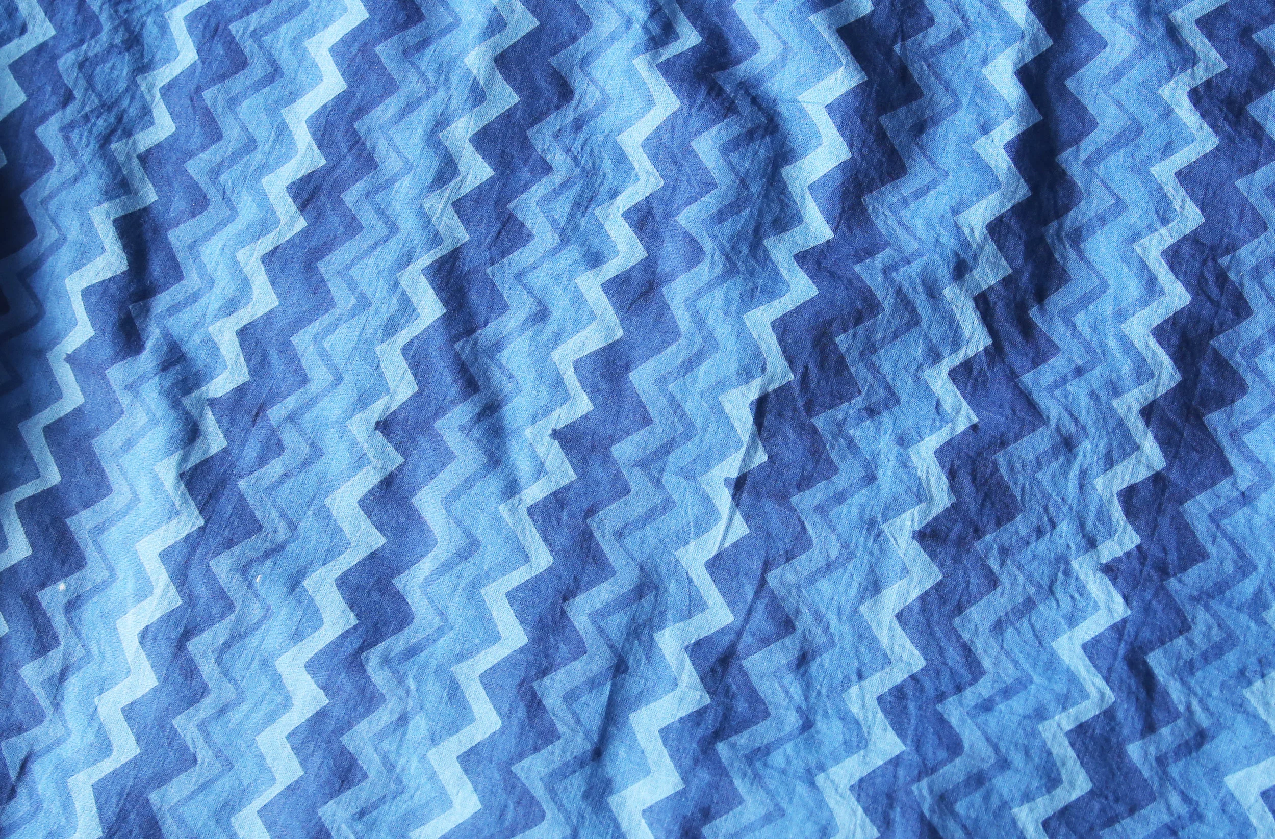 workers_rollerprintblue_opencollarshirt_01.jpg
