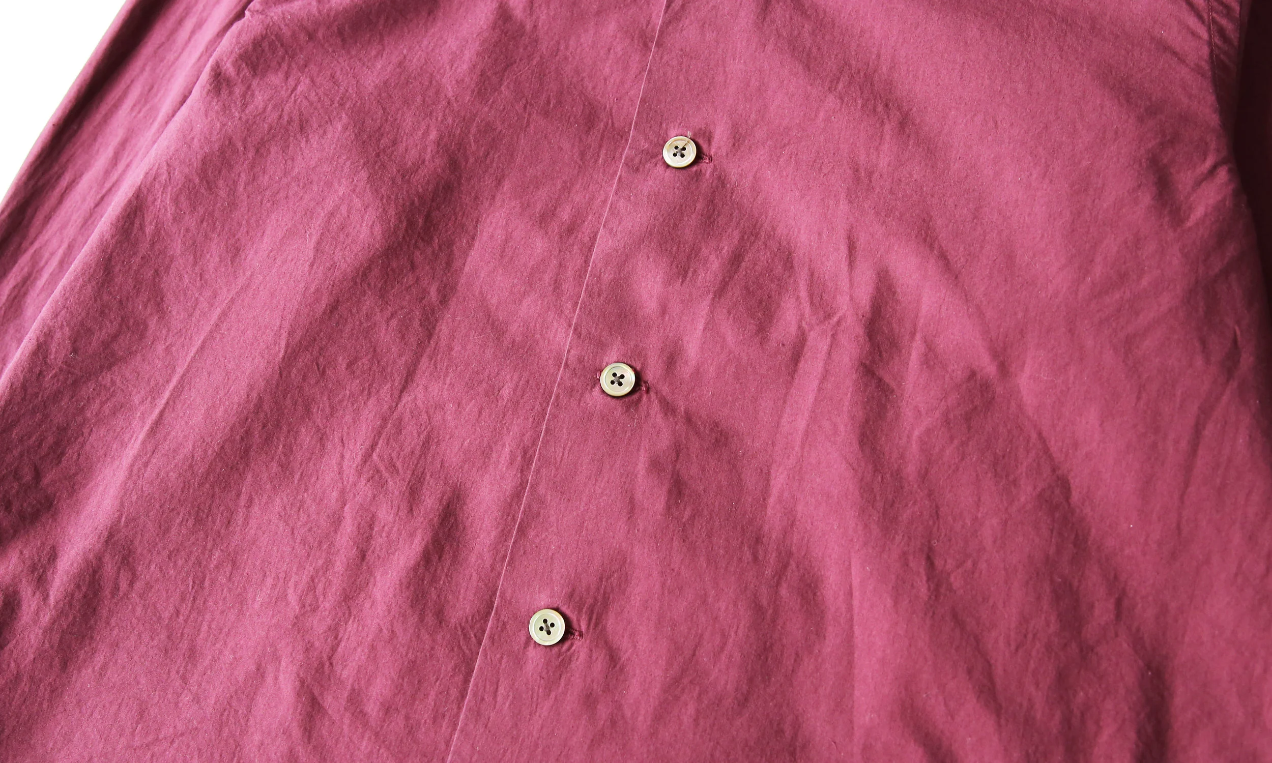 niuhans_botanicaldye_opencollarshirt_burgundy05.jpg