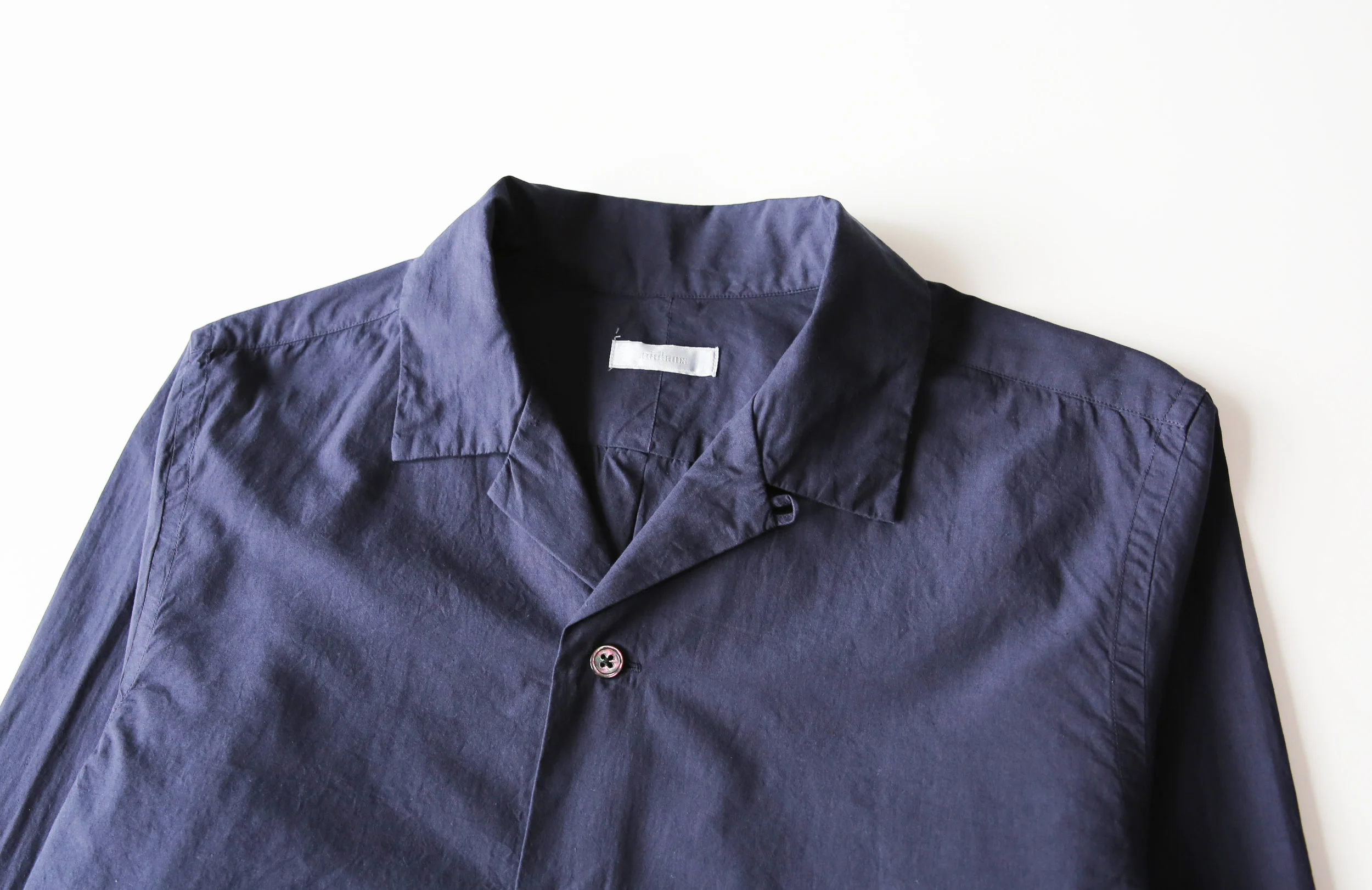 niuhans_botanicaldye_opencollarshirt_navy04.jpg