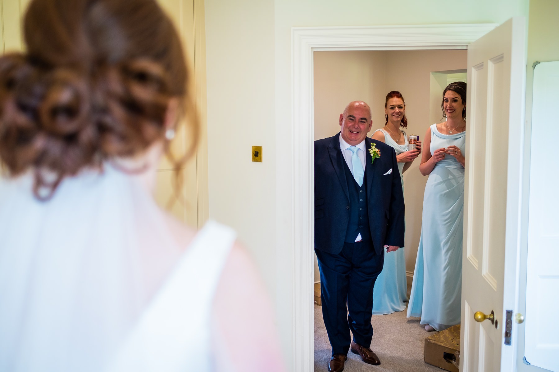 father of the bride seeing the bride for the first time