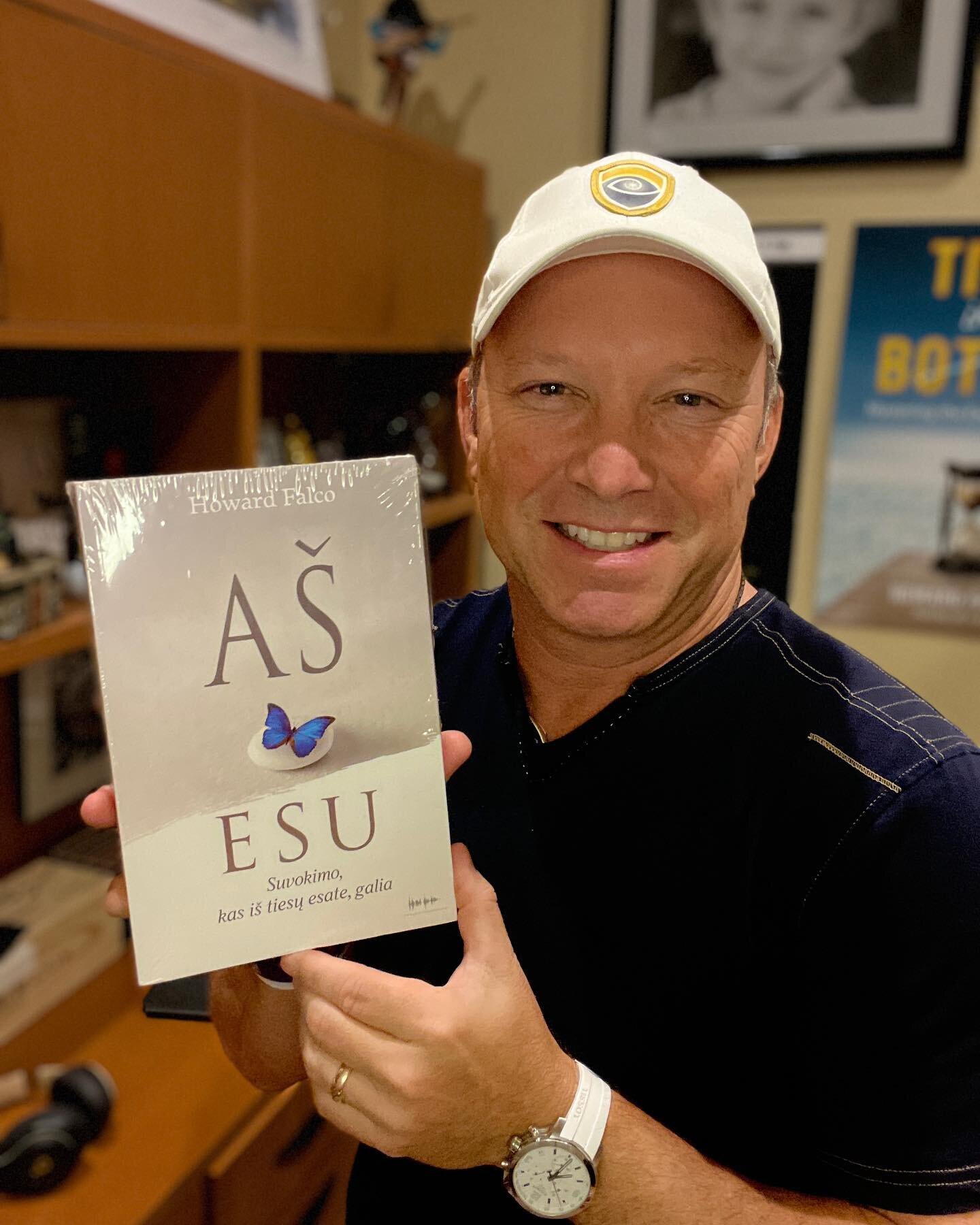 Just got the Lithuanian copy of my book &ldquo;I AM&rdquo; by publisher Iknygos. Honored to have it published now in over 20 countries and 6 different languages! 🙏🏽😎📚

#IAM #justgettingstarted #selfhonor #mindfulness #selfawareness #knowthyself @