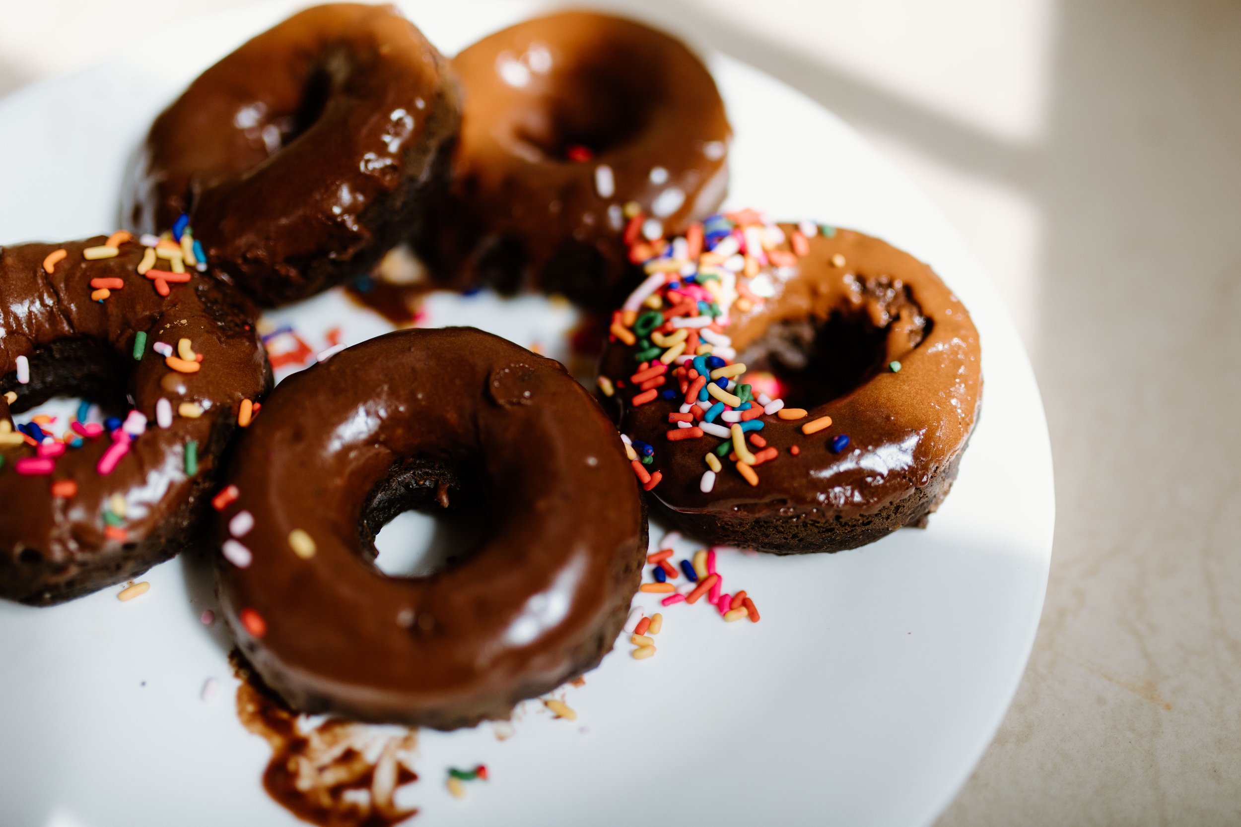 healthy baked chocolate doughnuts