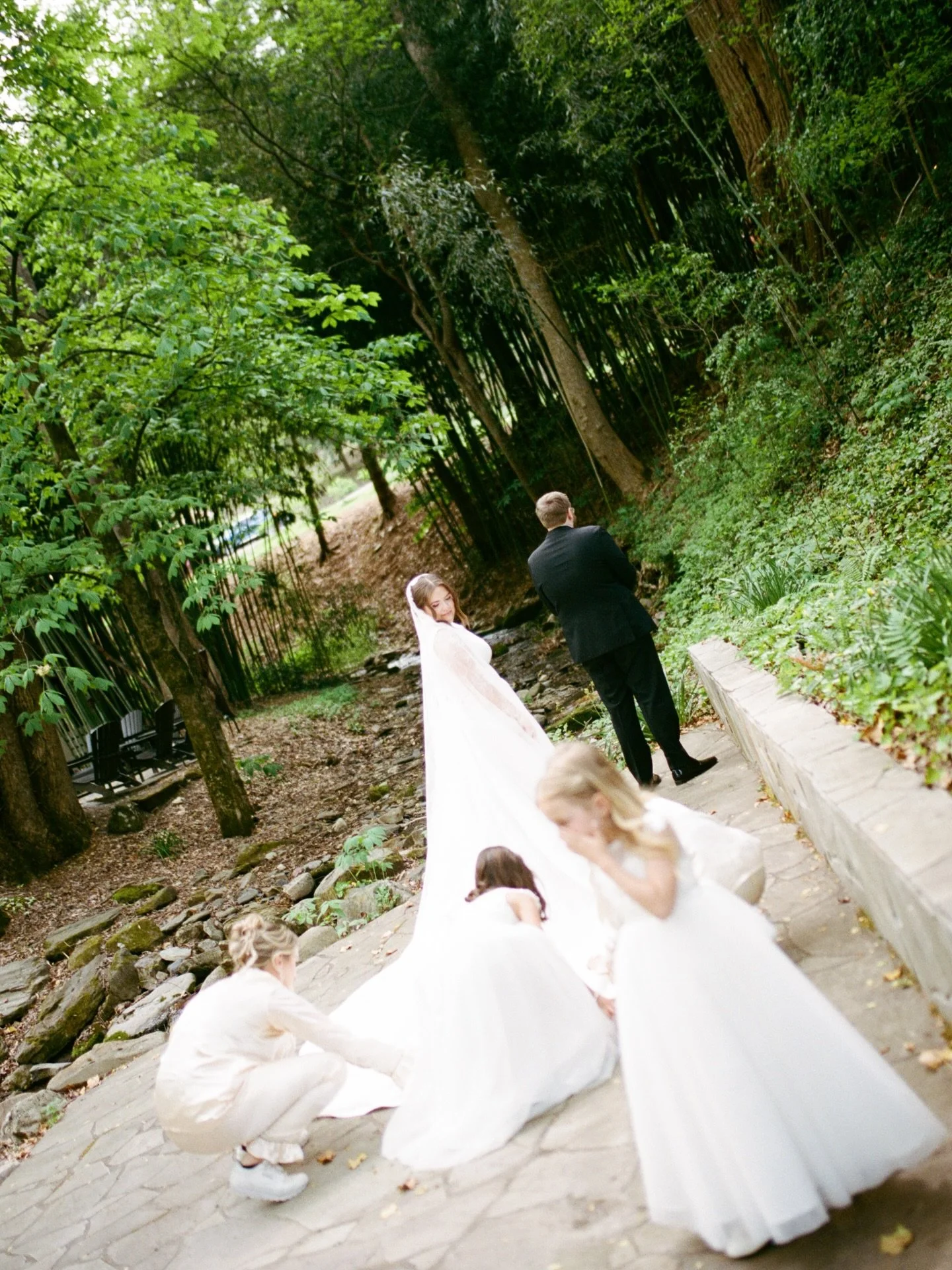 Some favorite moments on film from @emma.f.kovalchuk Princess Diana wedding train &mdash; I LOVED that she had her nieces and cousin best friends/sisters help her carry it. Such a beautiful, in between moment.
&bull;

Venue - @hawkesdene
Florist - @h