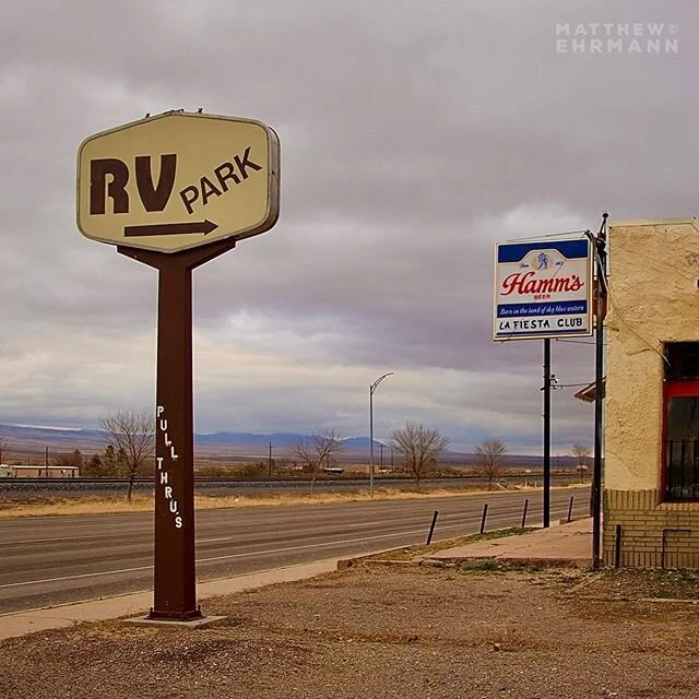 Quiet night in New Mexico.
#photosfromtheroad
.
#signgeeks #signsunited #signhunters #gas_food_lodging #everything_signage #ipulledoverforthis #abmlifeiscolorful #abmlifeisbeautiful #midcenturymodern #midcentury #roadtrip #lafiesta #lordsburg #newmex