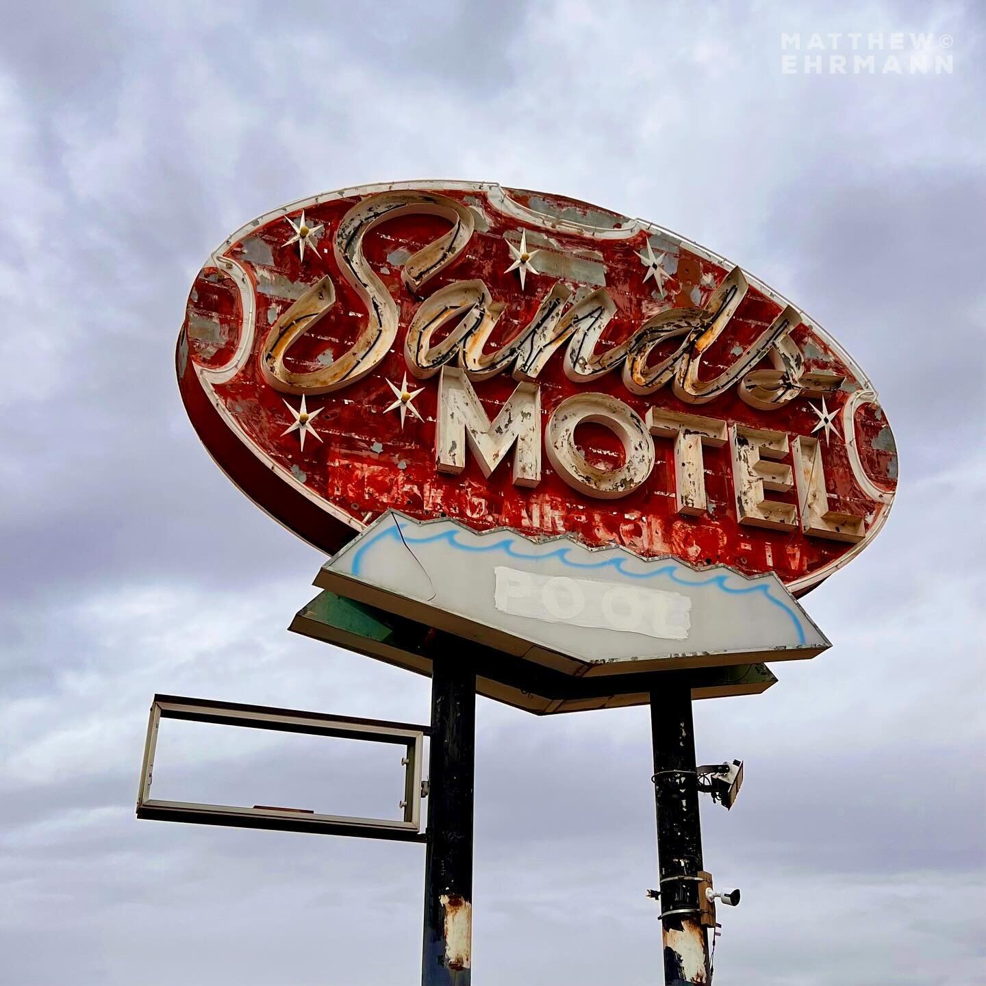 Las Cruces&rsquo; first cannabis-friendly lodge 🌴 
.
#photosfromtheroad
.
#signsunited #signgeeks #midcentury #abmlifeiscolorful #abmlifeiscolorful #neon #midcenturymodern #signlanguage #printsavailable #thephotomotel #colortv#motelregister #ipulled