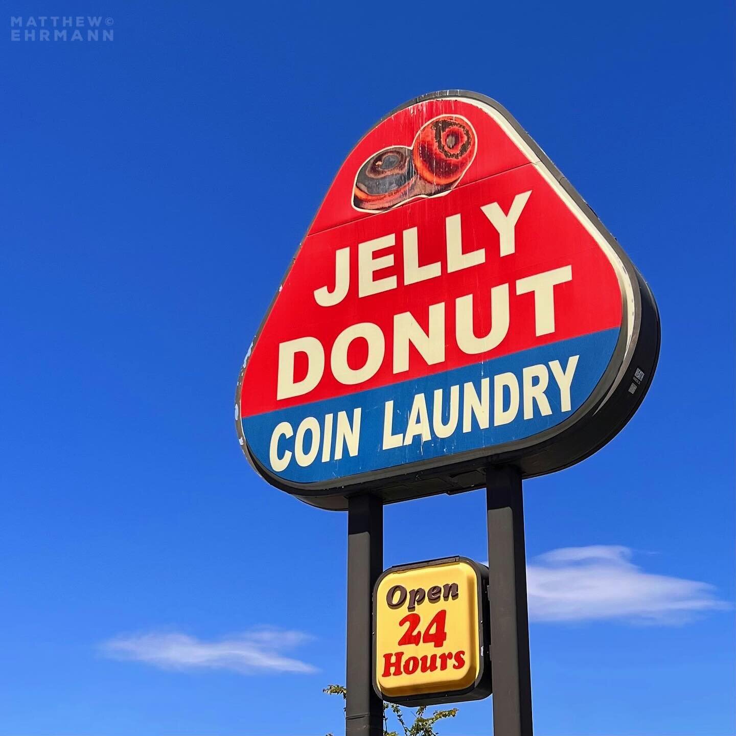 I&rsquo;m still not sure whether this is donuts or laundry? What&rsquo;s clear is that this used to be a Winchells, and they kept the original &ldquo;Open 24 Hours&rdquo; sign.
.
#photosfromtheroad
.
#signsunited #signgeeks #midcentury #abmlifeiscolo