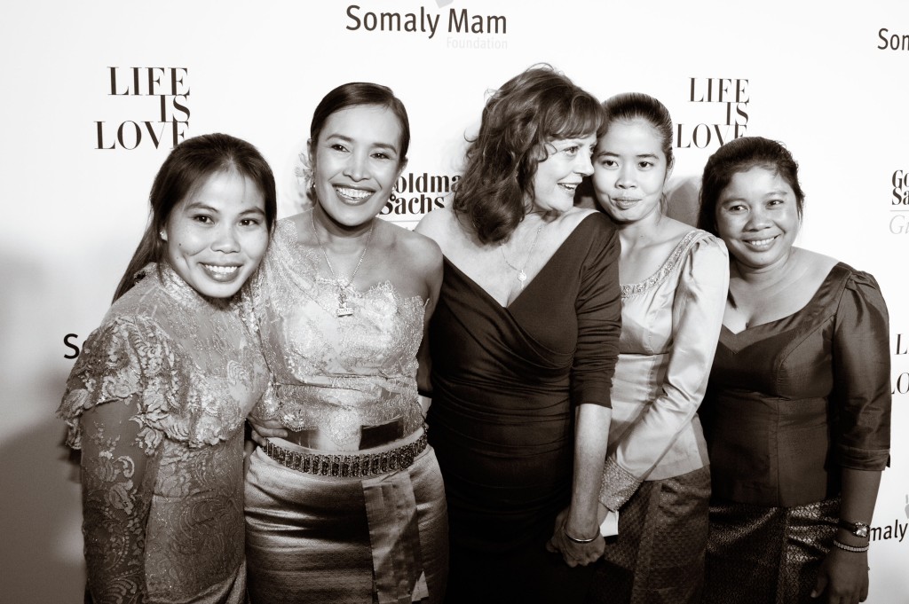 Somaly Mam and Susan Sarandon with the leaders of the SMF's Voices for Change ©Alexa Pham