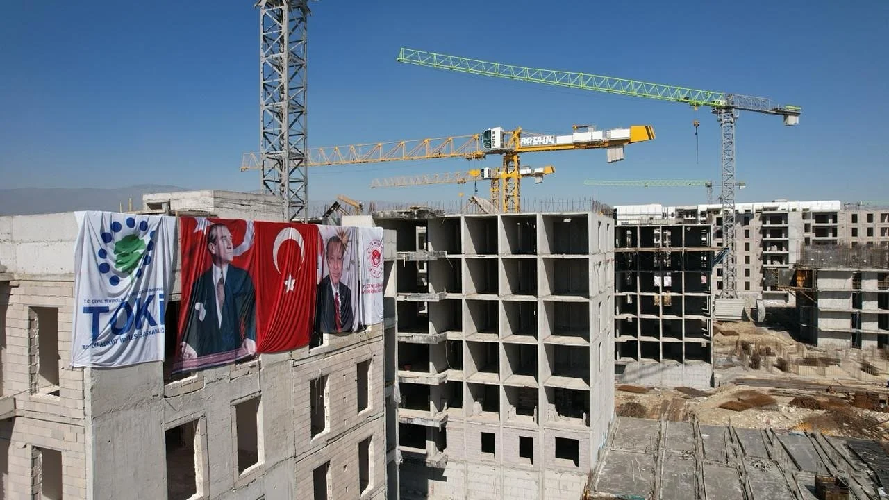 Current status in Hatay (Antakya), 2.5 years after the twin earthquakes of February 6th, 2023, which caused widespread destruction and claimed more than 50,000 lives. 
Construction and reconstruction everywhere at breakneck speed : in the city centre