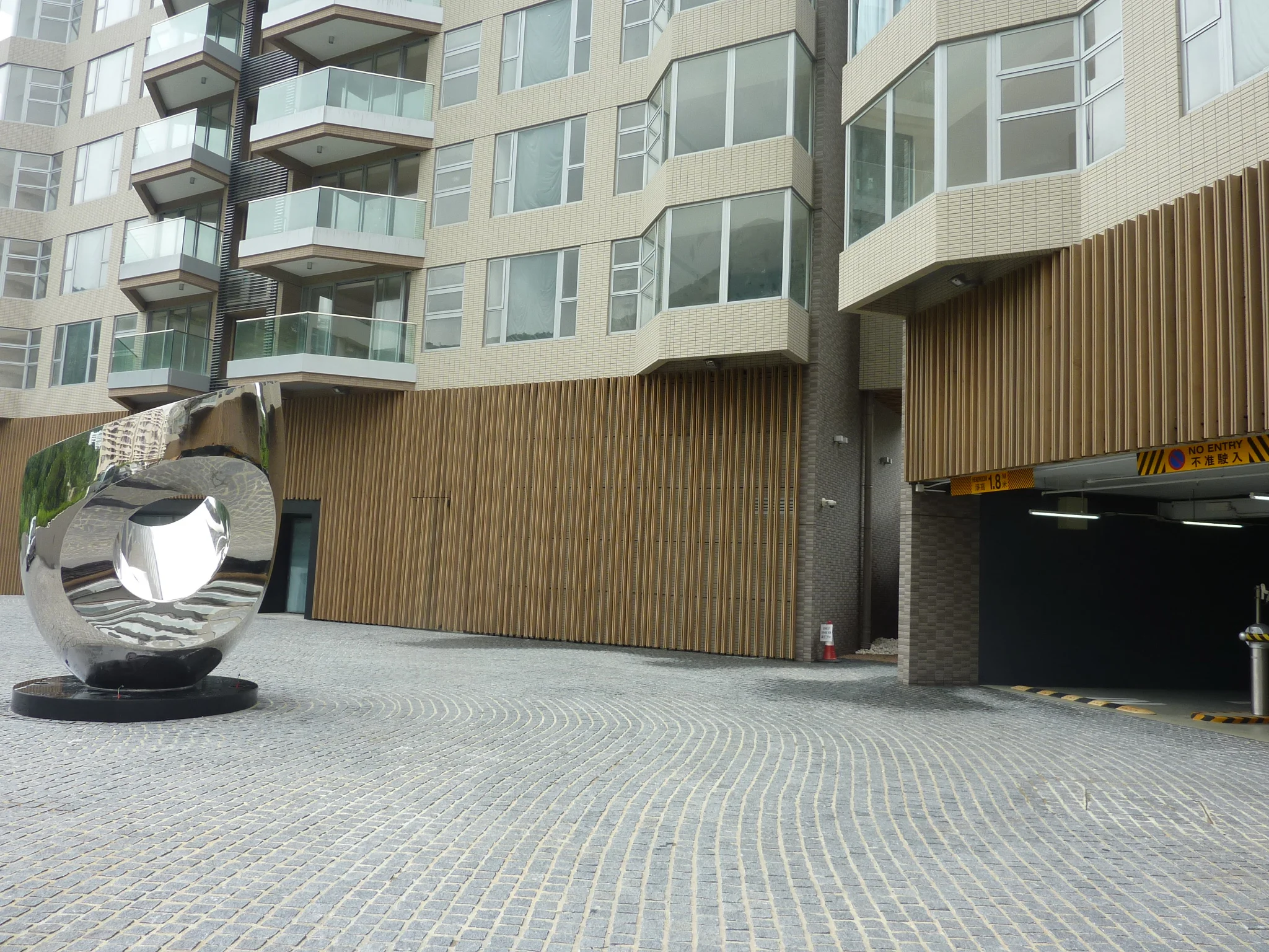 Carmina Place, Southside