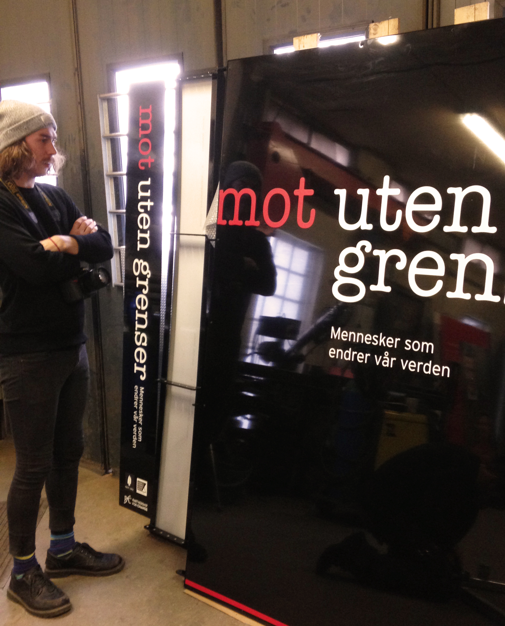 Fra monteringen av utstillingen til Mot uten grenser .