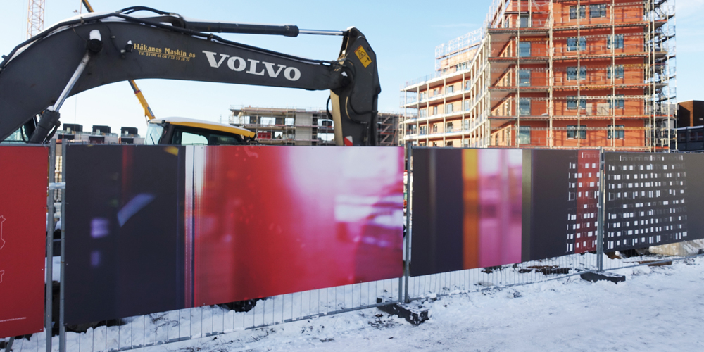 Avtrykk av tid - et 100 meter langt fotografisk verk på byggegjerdene langs Snarøyveien. Det er OBOS Fornebulandet som står bak prosjektet, og Kulturbyrået Mesén er kurator og kunstprodusent. Les mer.