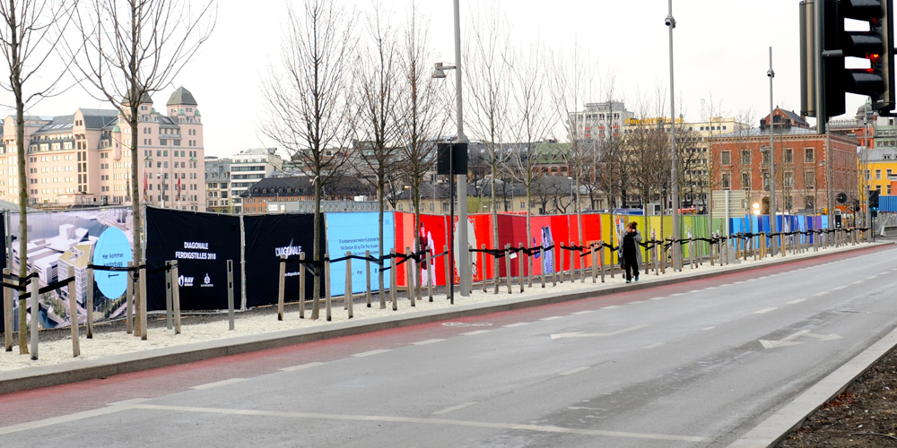 Under byggeperioden på tomten Diagonale i Bjørvika, ble byggegjerdene dekket av kunst. Prosjektet er et samarbeid mellom HAV Eiendom AS, Olav Thon Gruppen og Kulturbyrået Mesén med støtte fra Oslo kommune Byrådsavdeling for kultur og næring. Les mer.