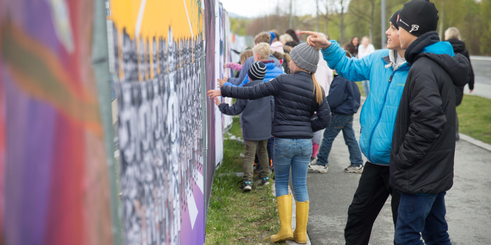 Nye bilder av Fornebu - kunstprosjektet er et samarbeid mellom Storøya skole og OBOS Fornebulandet, kuratert og produsert av Kulturbyrået Mesén. Utstillingen er laget av barn fra Storøya skole og billedkunstner Shwan Dler Qaradaki, og består av 27 collager som er trykket i store formater på tekstilduk og montert på byggegjerdene i Lomviveien på Storøya. Les mer.