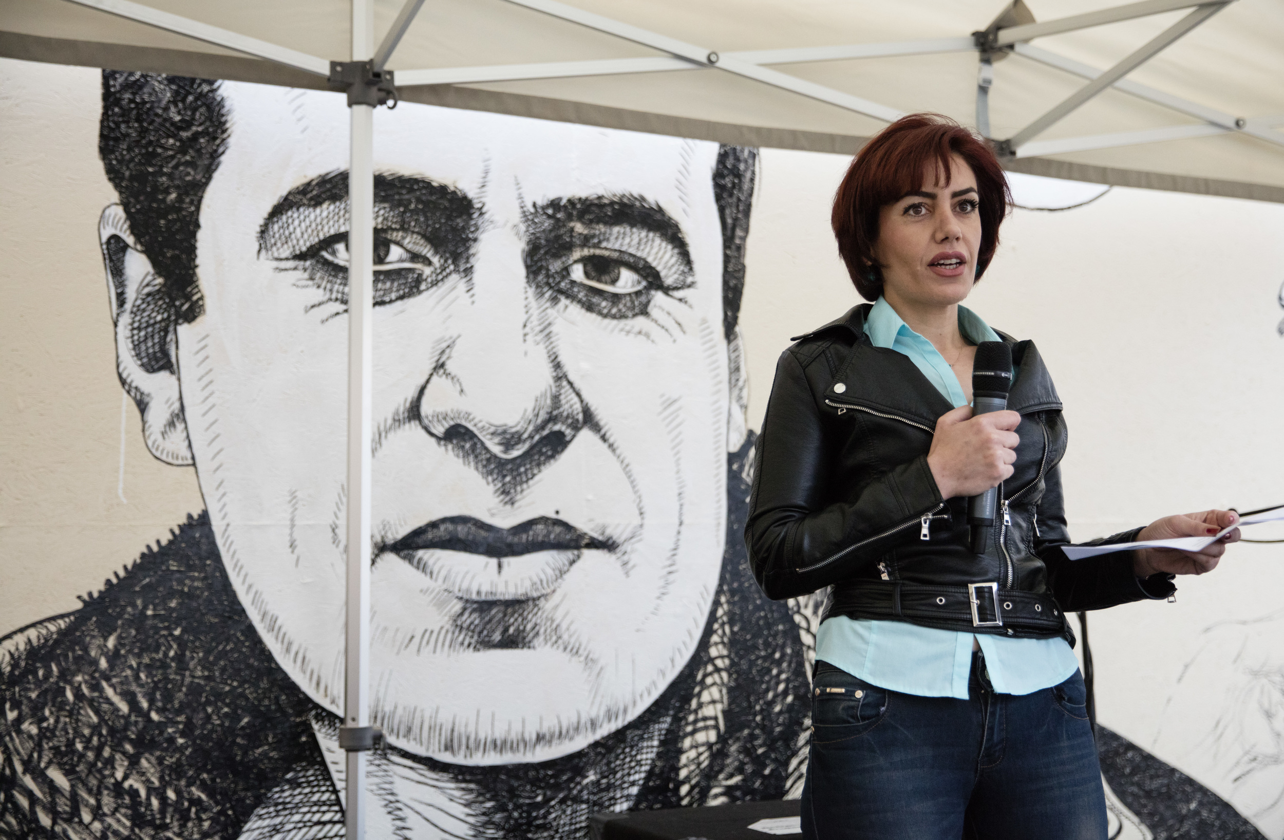 Jila Hassanpour foran portrettet av Adnan Hassanpour © Photographer Trond Isaksen / Statsbygg