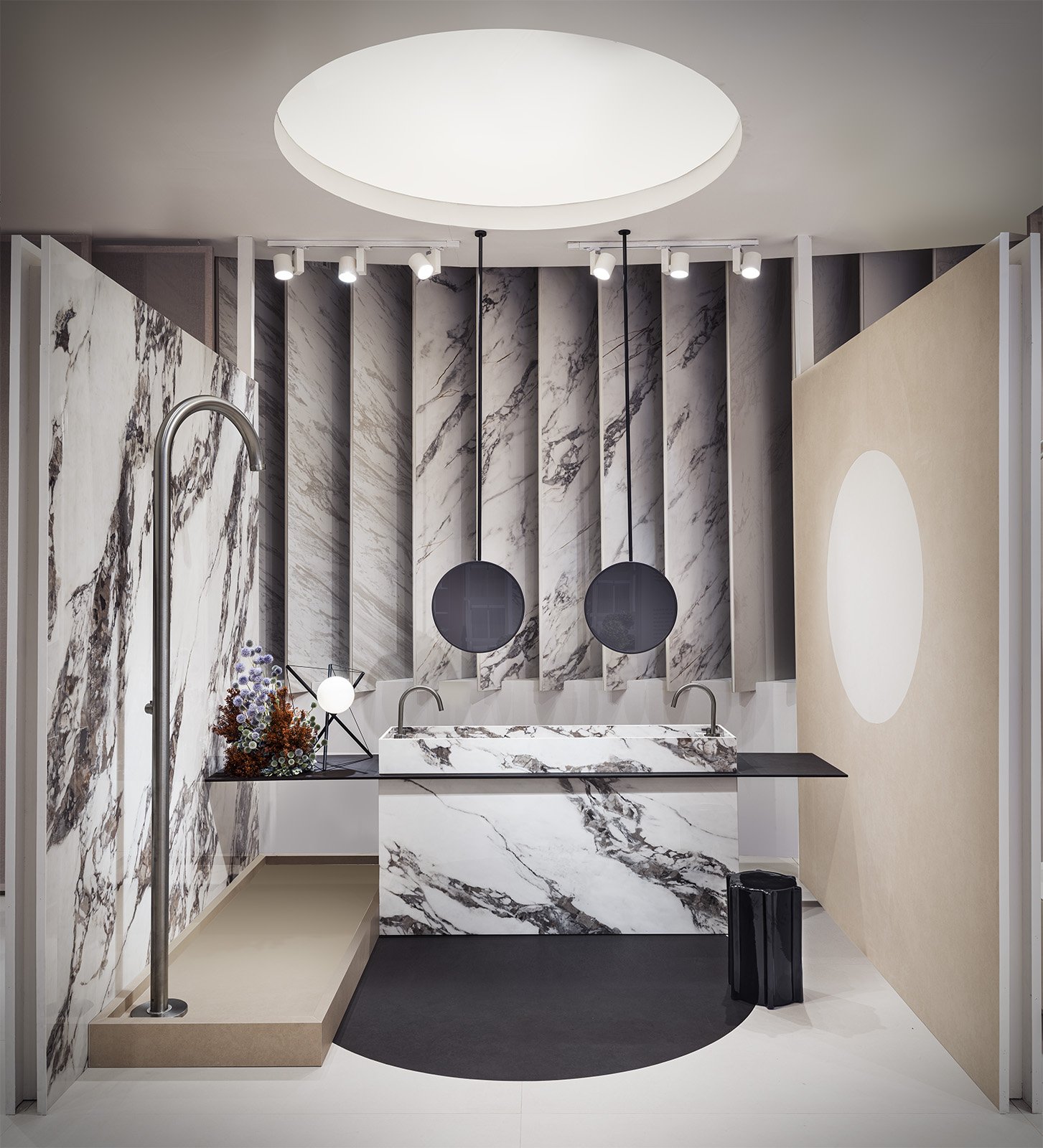  Modern and contemporary bathroom design for an exhibition stand featuring white marble effect porcelain slabs highlighted by abstract decor. 