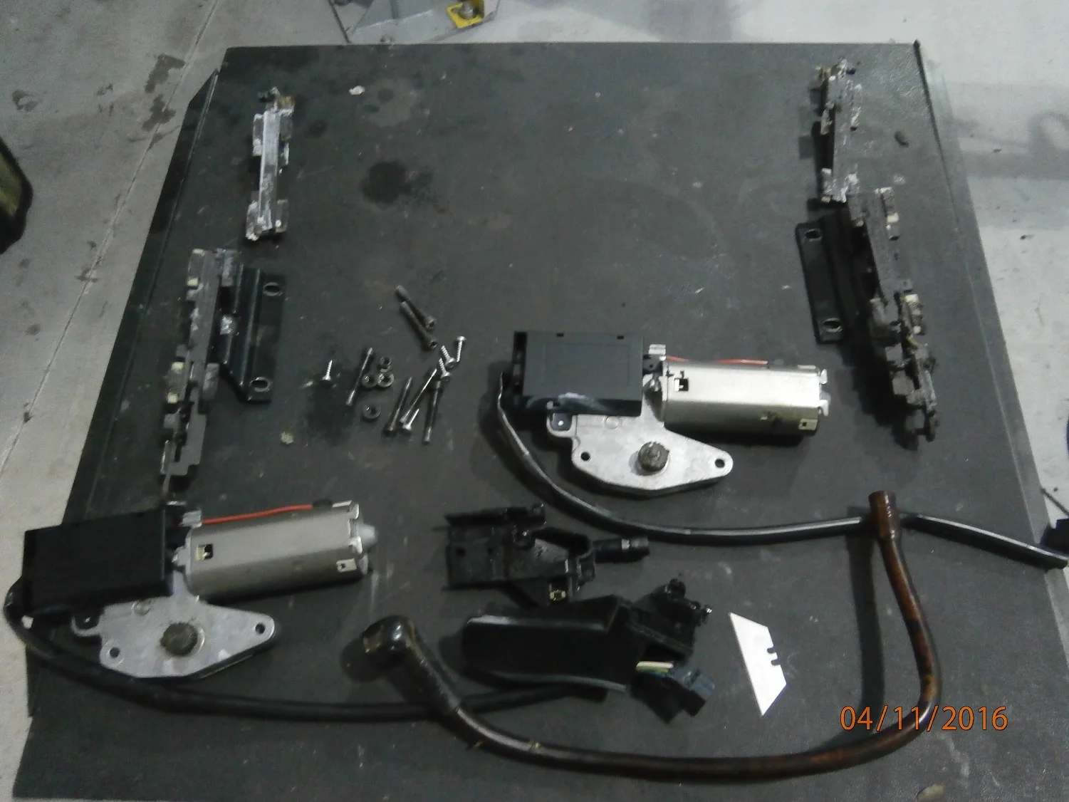 Roof mechanism in poor condition - too much grease on the white plastic feet to the point where you can't see them anymore.