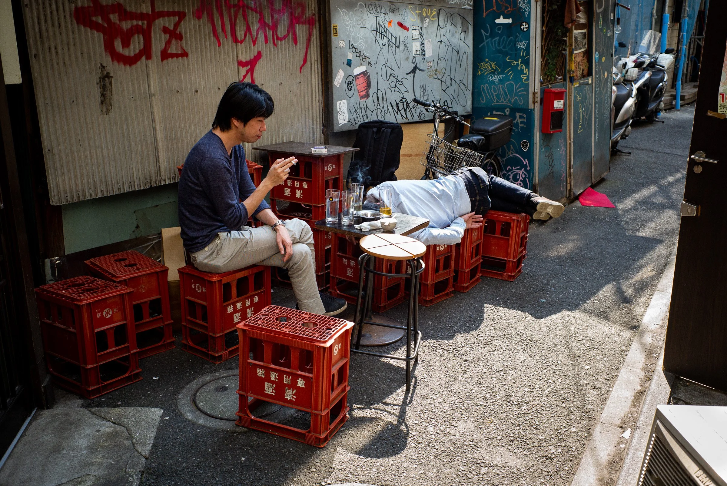 shinjuku-alleyway-drinkers3.jpg