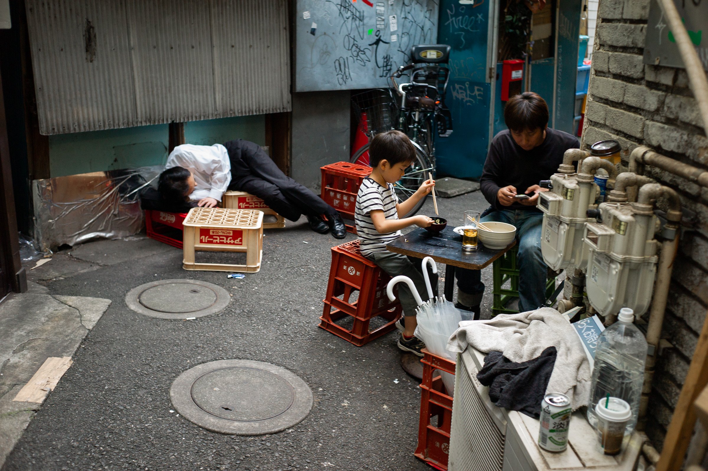 shinjuku-alleyway-drinkers7.jpg