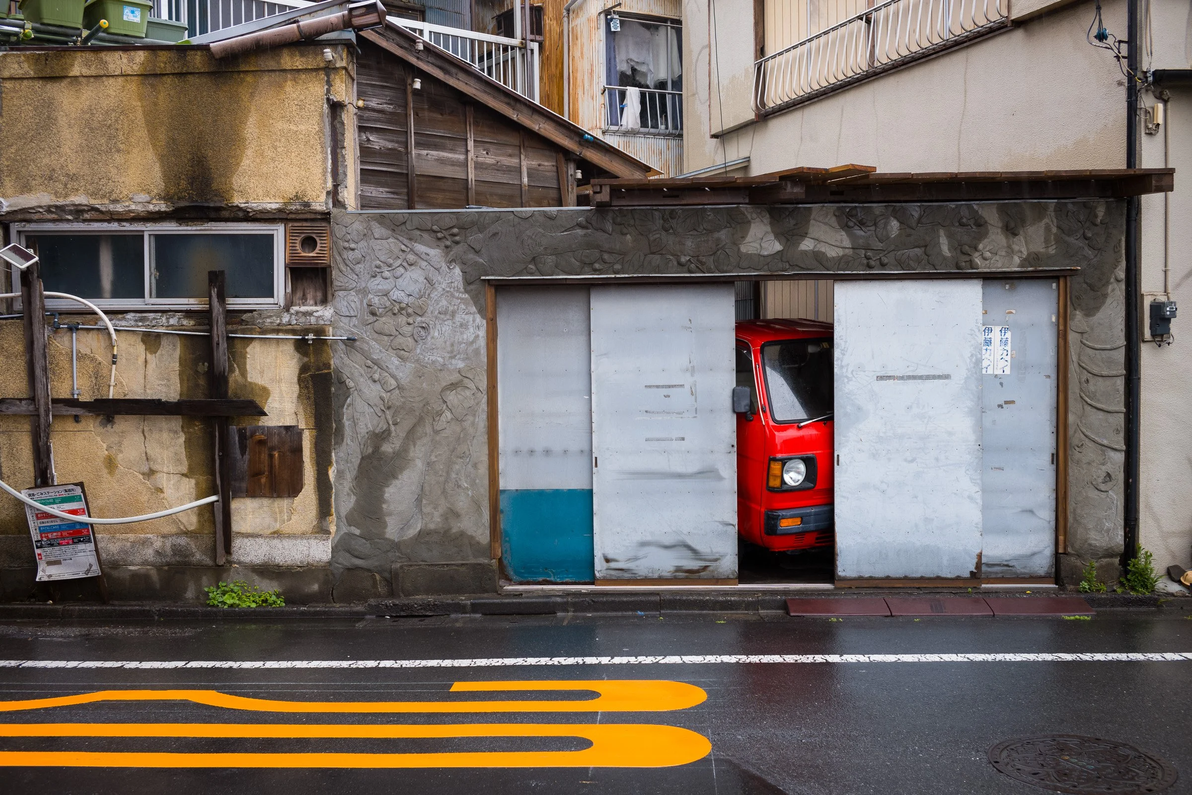 tokyo-urban-colours-in-the-rain5.jpg