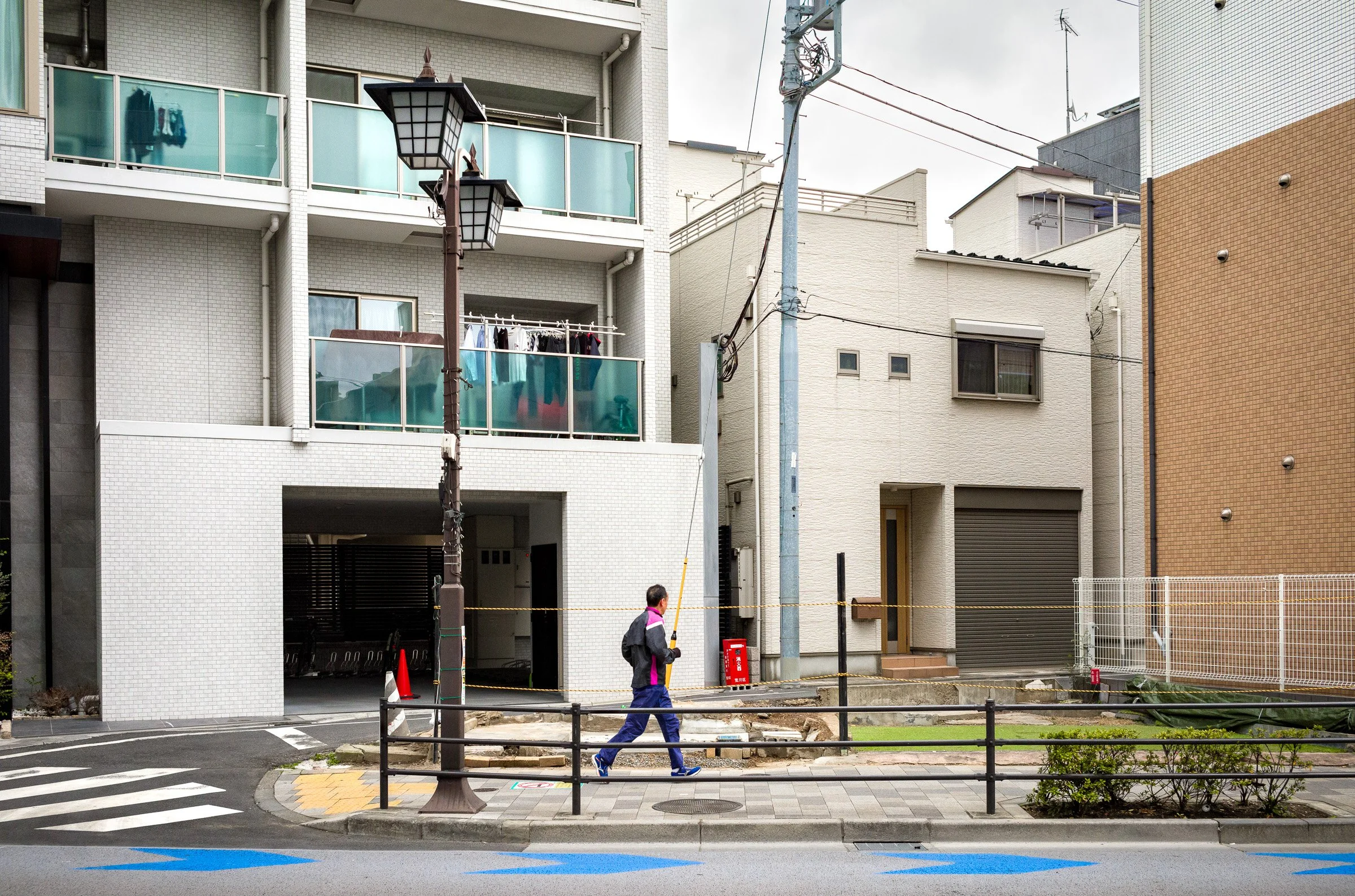 the-end-of-a-lovely-little-tokyo-building2.jpg