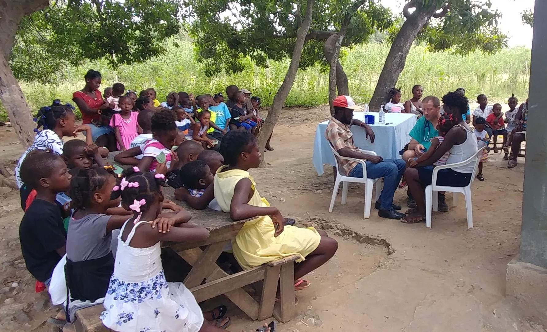 An outdoor clinic in Bohoc