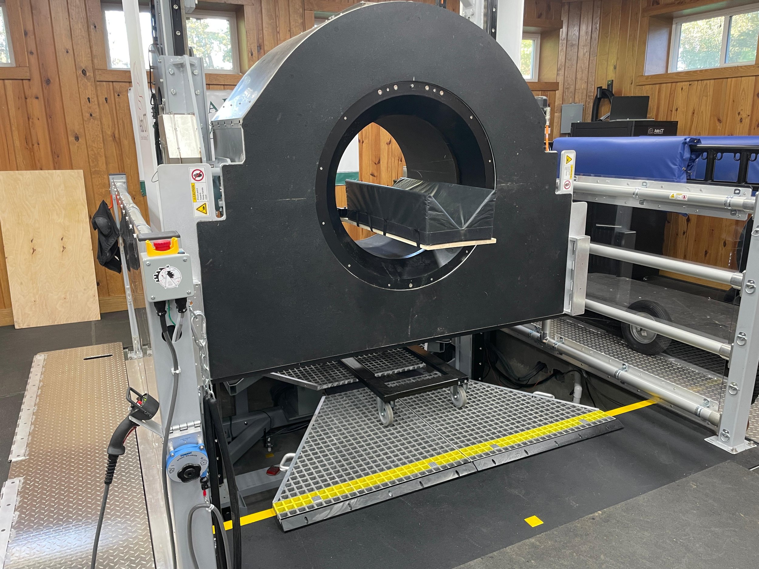 6_VEI_Caudal Neck_Front View_Scanner with Fixture_Left.jpeg