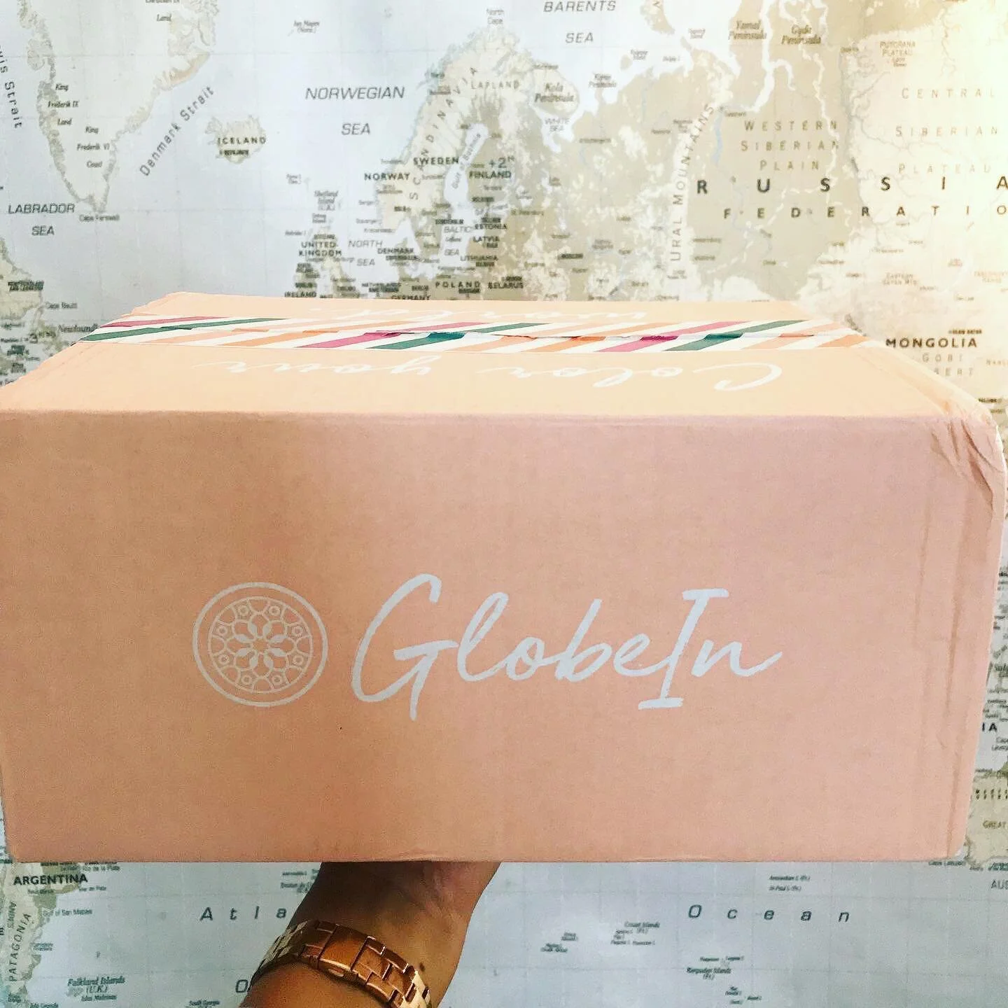The world at my fingertips! Thank you to @globeinworld for the lovely gift. My heart is warm receiving beautiful items handmade by artisans around the world from Thailand to India to Ghana and more! The Homey Box is perfect to welcome in the Autumn s