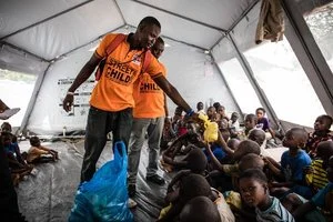 Sierra Leone - 400 aule rinnovate - Libri, penne e matite distribuiti a 11.000 bambini - 80.000 pasti distribuiti alle vittime delle inondazioni e frane a Freetown - 225 aule costruite insieme a Catholic Relief Services, World Vision e DfID