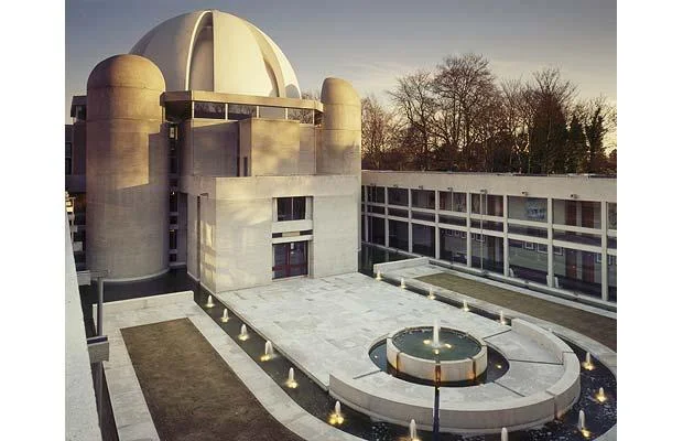 http://i.telegraph.co.uk/multimedia/archive/01472/New_Hall_College_1472921i.jpg