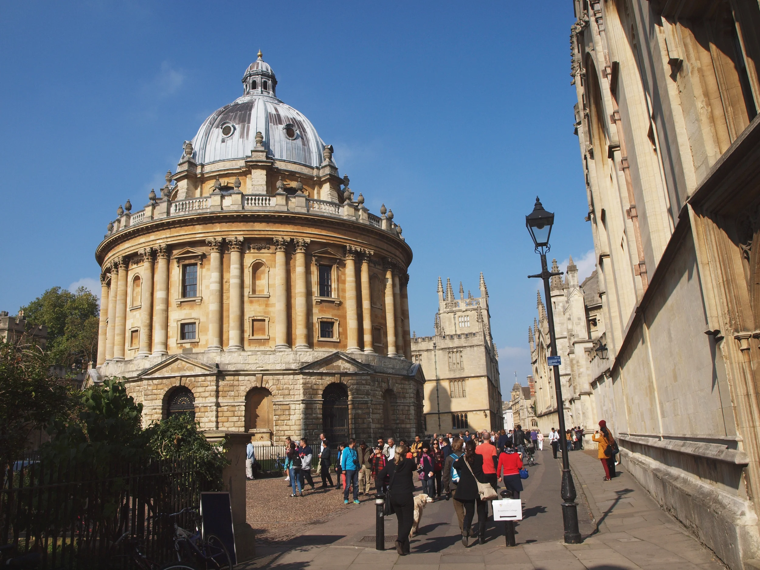 Near the church of oxford- There was a white tour guide speaking in Japanese here