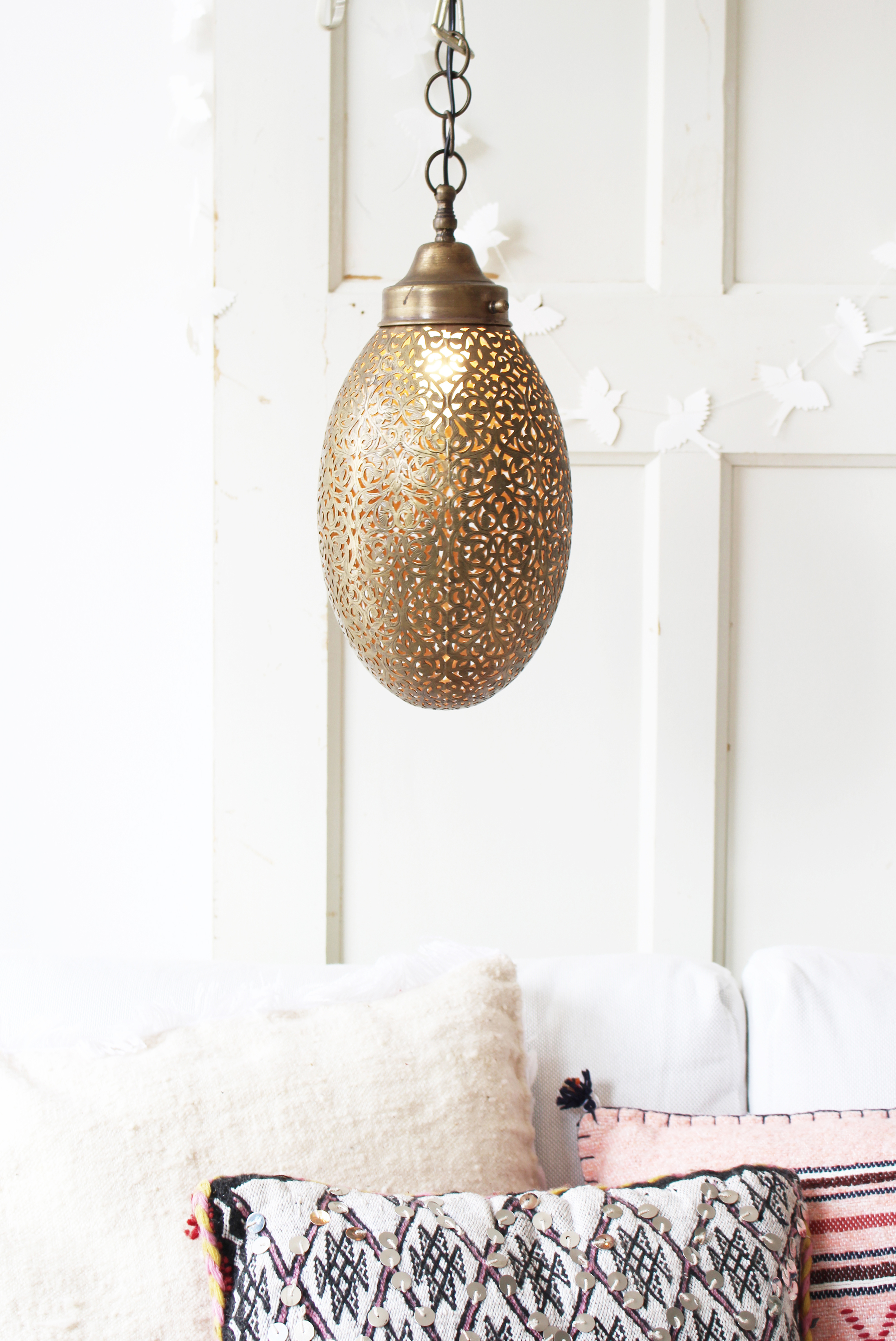 Oosterse lamp en dito kussens via amodernmedina.com